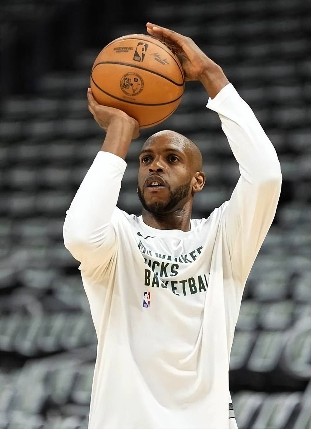 雄鹿再胜篮网，米德尔顿独揽三双领军取胜(雄鹿22号米德尔顿)